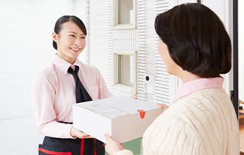 ストークお食事宅配便 配達員のお届けイメージ